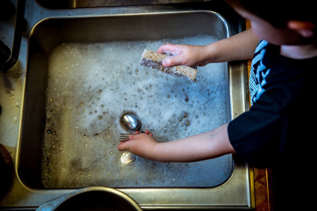 washing-dishes-1112077